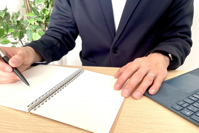 ノートに記載しようとしている様子