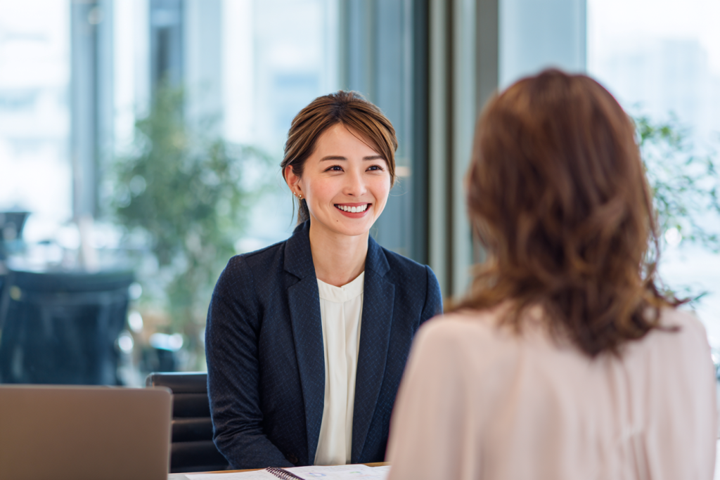 女性がテーブル越しに、面談している様子